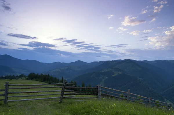 Abendliche Hochplateau-Landschaft (Karpaten, Ukraine) — Stockfoto