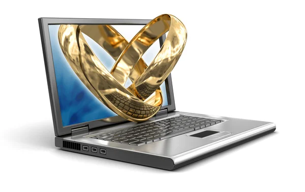 Laptop och guld ringar — Stockfoto