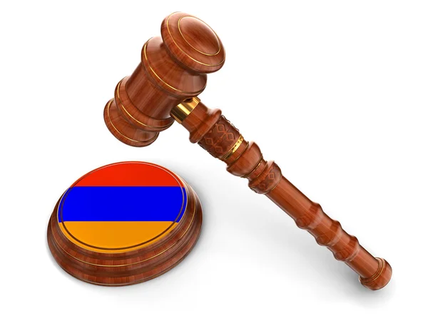 Деревянный молоток и флаг Армении — стоковое фото