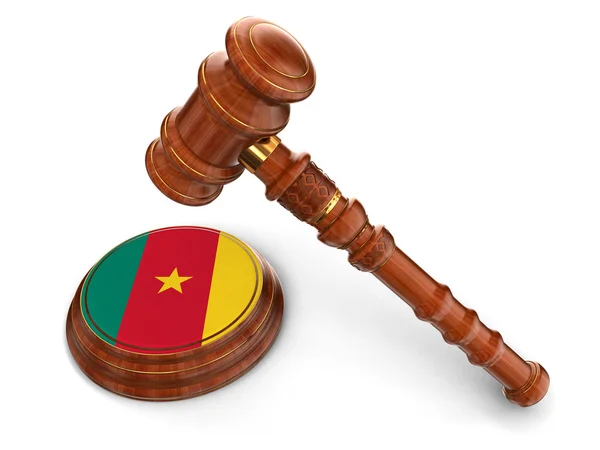 Wooden Mallet and cameroon flag — Stock Photo, Image