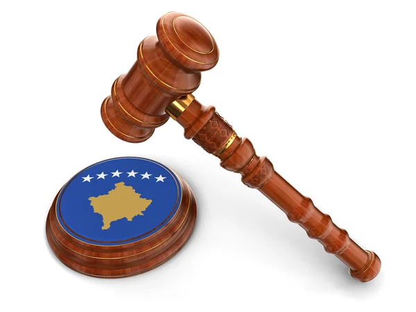 Mazo de madera y bandera kosovo — Foto de Stock