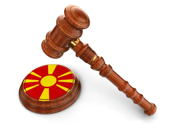 Деревянный молоток и македонский флаг — стоковое фото