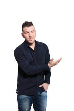 Yakışıklı genç adam.