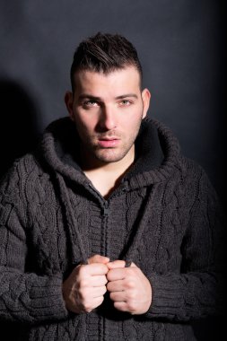 Yakışıklı genç adam.