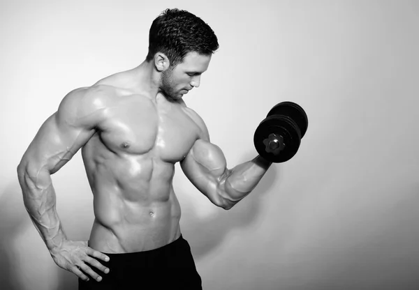 Gespierde man met dumbbell — Stockfoto