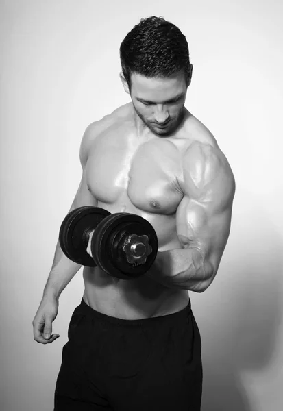 Muskulöser Mann mit Hantel — Stockfoto