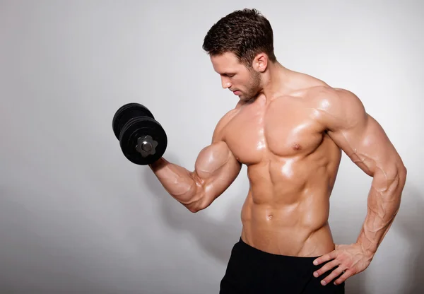 Kaslı adam dumbbell ile — Stok fotoğraf