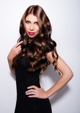 giovane e bella donna in posa sul grigio backgorund