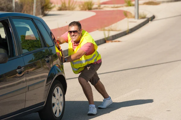 Spingendo la sua auto — Foto Stock