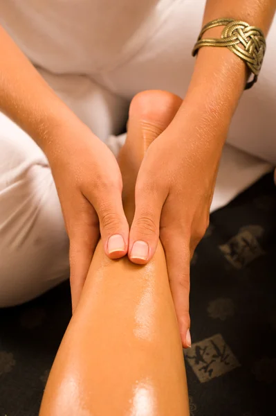 Massaging a thigh — Stock Photo, Image