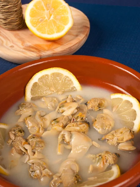 Clams with lemon — Stock Photo, Image