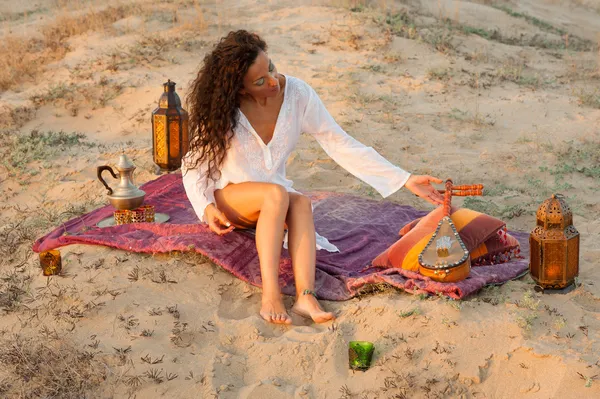 Frau mit Sitar — Stockfoto