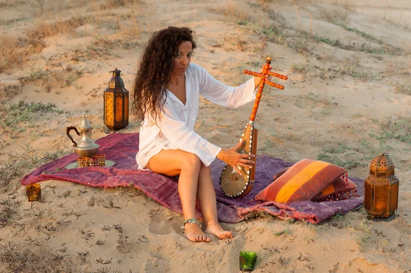 Vrouw met sitar — Stockfoto