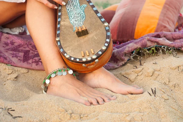 Bare feet on sand — Stock Photo, Image