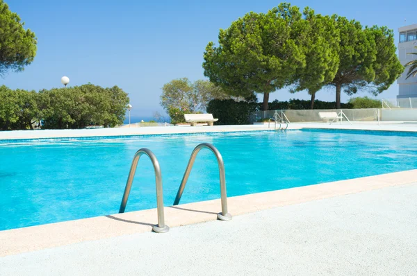 Sunny swimming pool — Stock Photo, Image