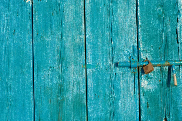 Puerta con pestillo viejo —  Fotos de Stock