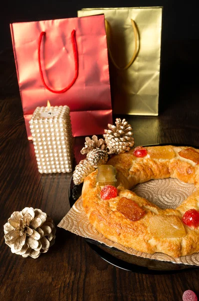 Roscon de Reyes y regalos —  Fotos de Stock