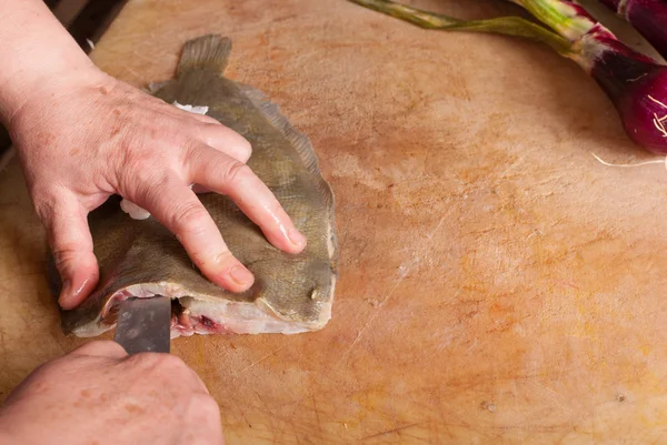 Cozinhe peixe esfolando — Fotografia de Stock