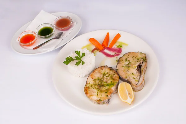 Pescada com molhos — Fotografia de Stock