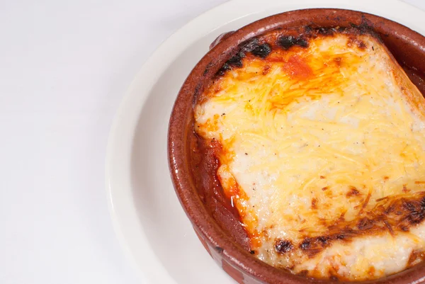 Portion de lasagnes dans un pot d'argile — Photo