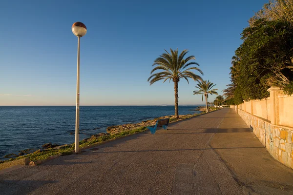 Mediterrane strandpromenade — Stockfoto