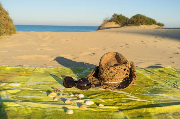 Полотенце на пляже — стоковое фото