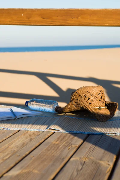 Klobouk na pláži — Stock fotografie