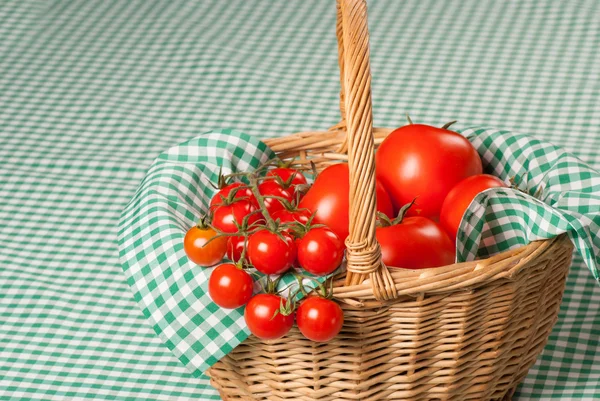 Cesta de tomate —  Fotos de Stock