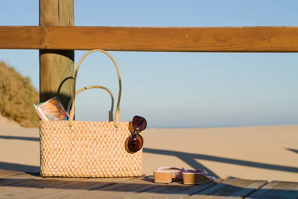 Bolso de mano en la playa —  Fotos de Stock