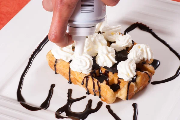 Decorar un waffle — Foto de Stock