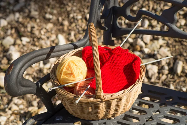 Mand met breien utiensils — Stockfoto