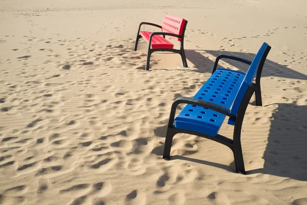 Bänkar på stranden — Stockfoto