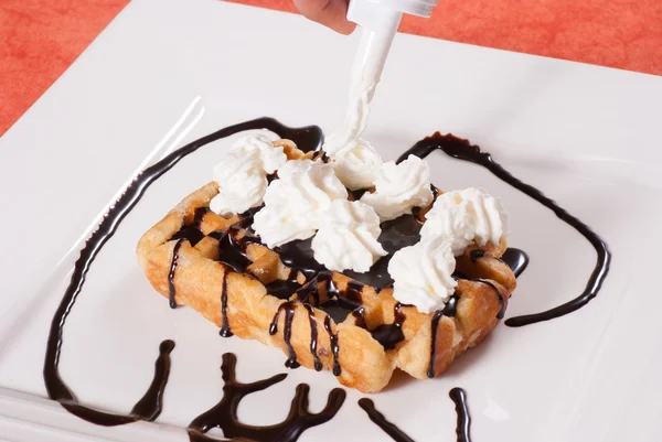 Decorating a waffle — Stock Photo, Image