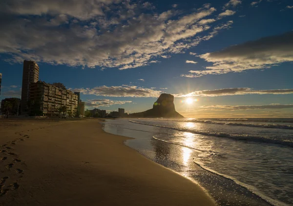 Wschód słońca na plaży w calpe — Zdjęcie stockowe