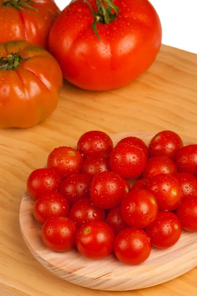 Pomidory cherry i większe — Zdjęcie stockowe