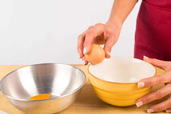 Breaking an egg — Stock Photo, Image