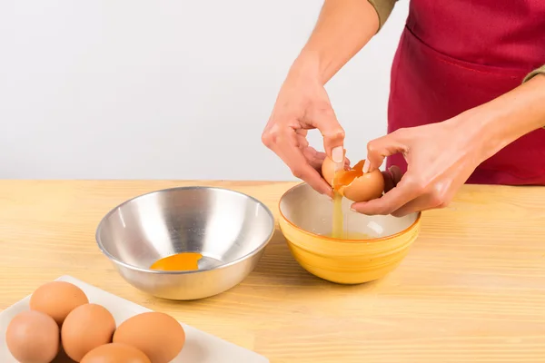 Cracking an egg — Stock Photo, Image