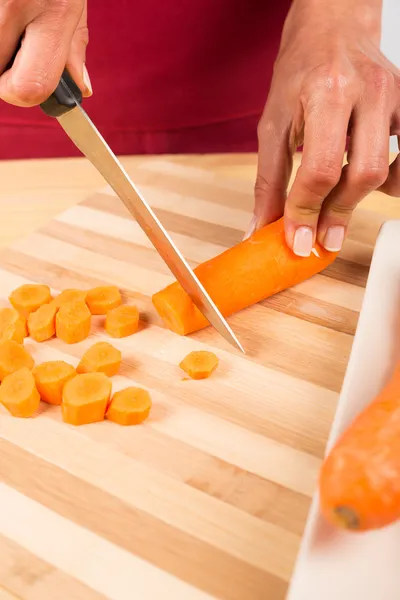 Подготовка моркови — стоковое фото