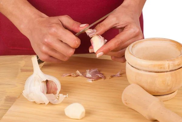 Peeling fresh garlic — Stock Photo, Image
