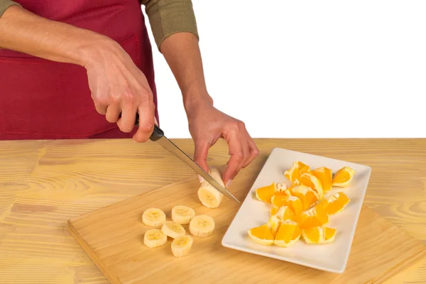 Einen Obstsalat zubereiten — Stockfoto