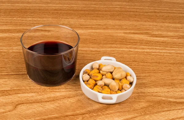 Wein und Nüsse — Stockfoto