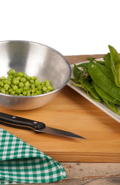 Guisantes en la mesa de cocina — Foto de Stock