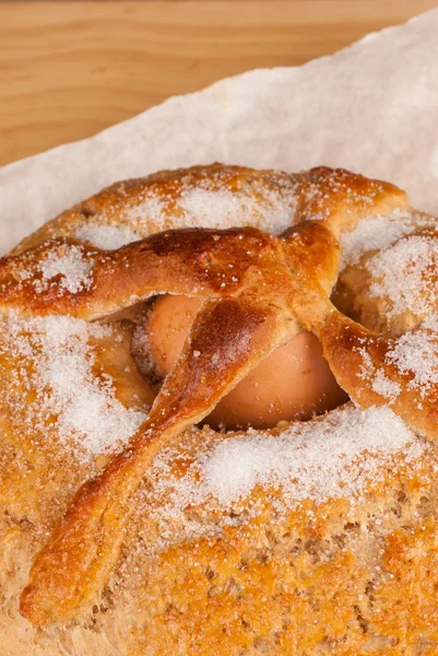 Œuf dans le gâteau de Pâques — Photo