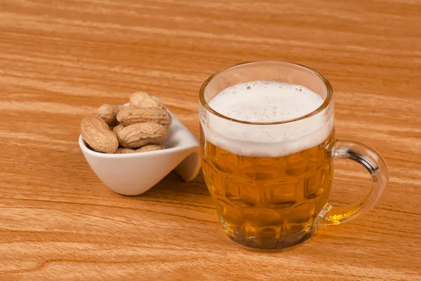 Beer and peanuts — Stockfoto