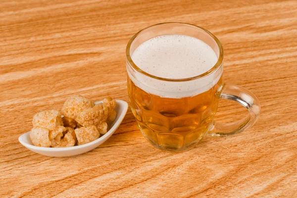 Beer and pork rinds — Stock Photo, Image