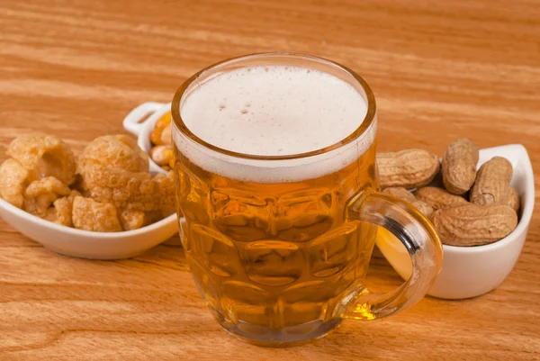 Tankard de cerveza y snacks — Foto de Stock