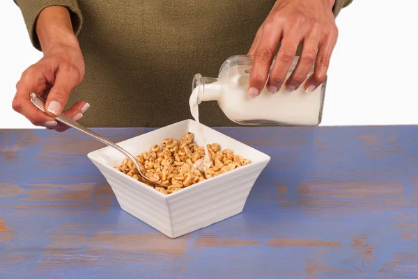 Leche sobre cereales — Foto de Stock