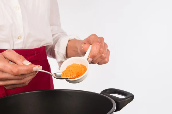 Koken met curry — Stockfoto