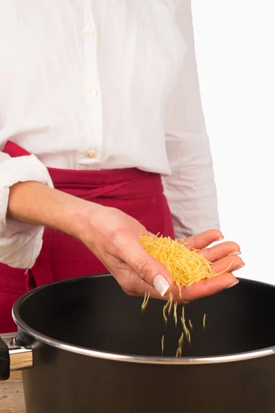 Nudeln in den Topf — Stockfoto