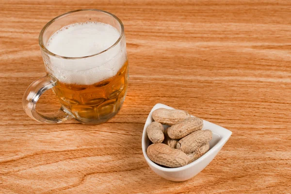 Beer with peanuts — Stock Photo, Image